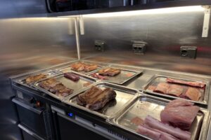 Stekta provningsbitar av lamm och får Stekta provningsbitar av lamm och får