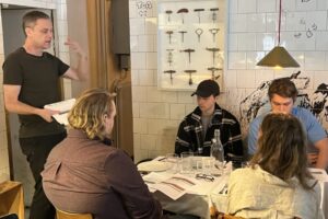 Provningsledare Stefan går igenom dagens provning